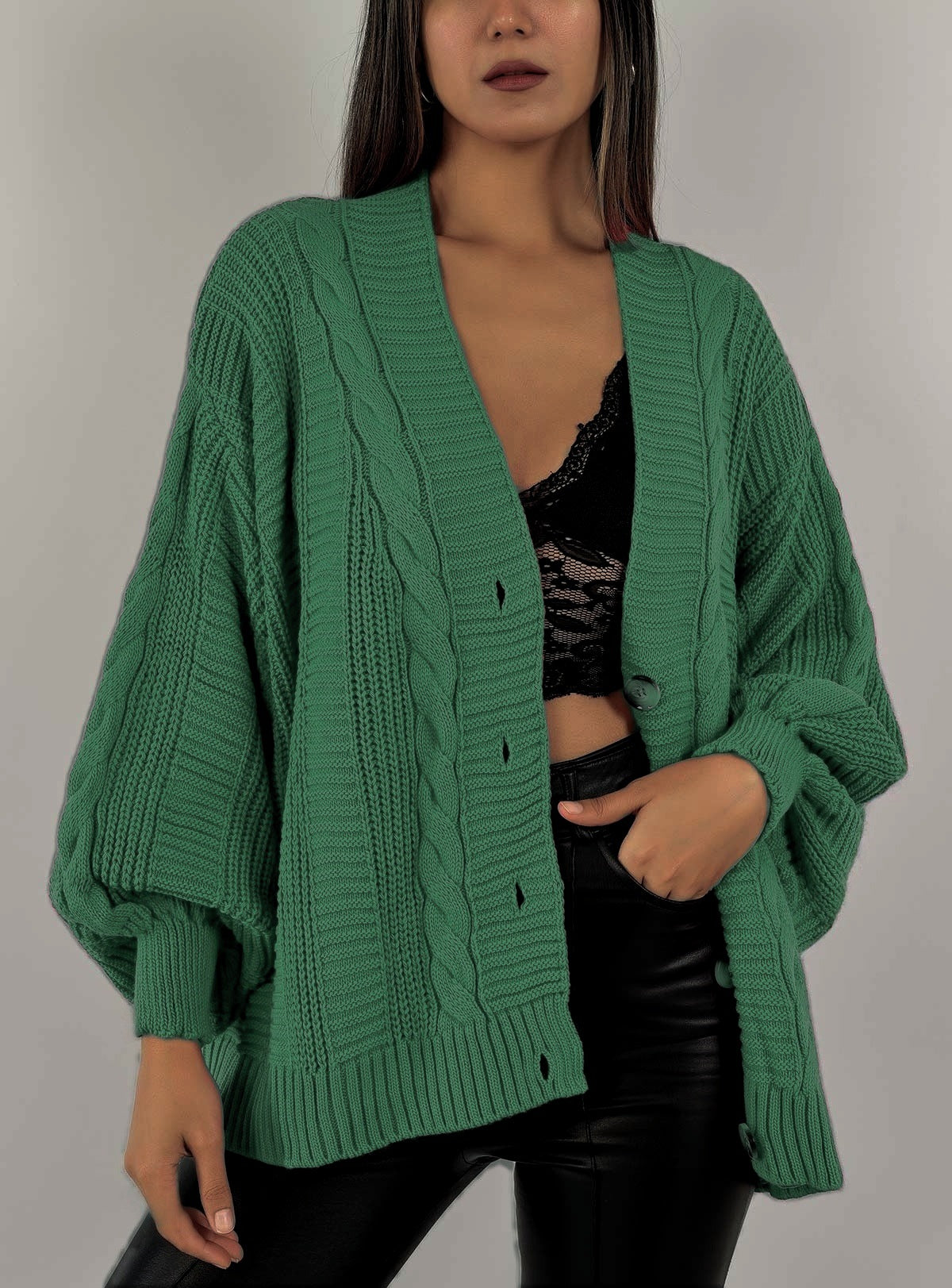 Damen Grobstrickjacke mit eleganter Knopfleiste und voluminösen Puffärmeln Merchesia