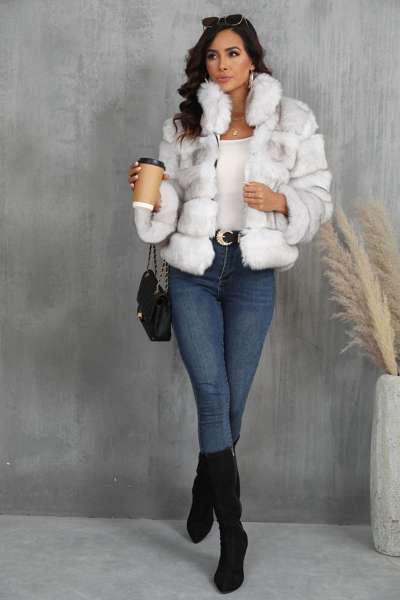 Damen Modische Kunstpelzjacke mit voluminösem Kragen und weich gepolsterten Ärmeln Merchesia