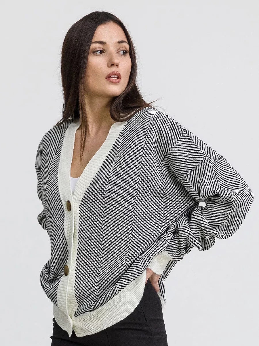 Damen Strickjacke mit Chevron-Muster und großen Knopfdetails Merchesia