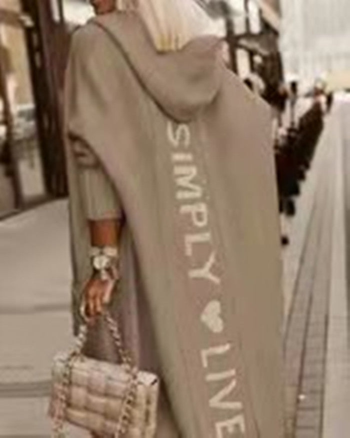 Damen Oversized Strickmantel mit Hoodie und auffälligem Schriftzug Merchesia