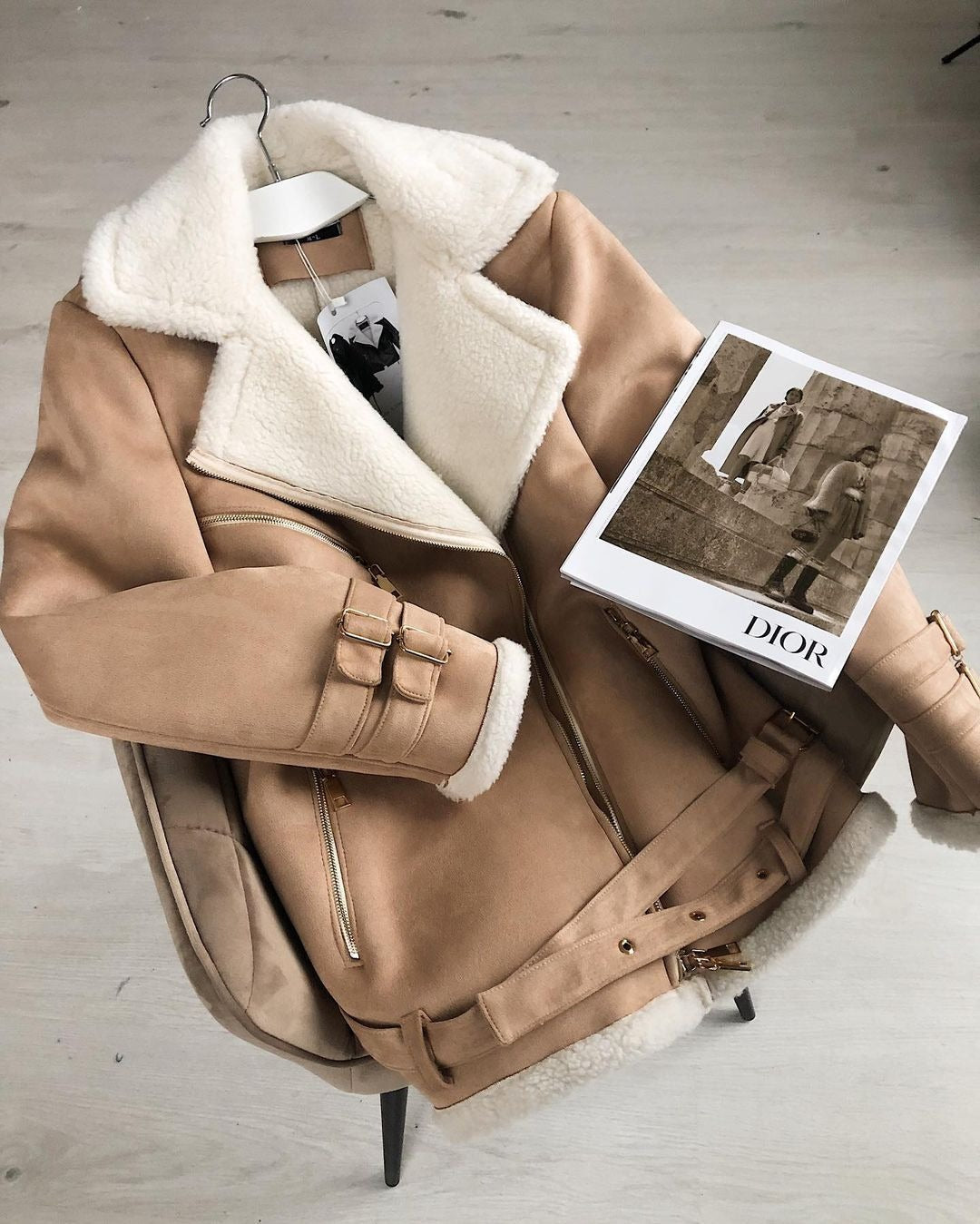 Damen trendige Kunstlederjacke mit kuscheligem Innenfutter und seitlichen Reißverschlüssen Merchesia