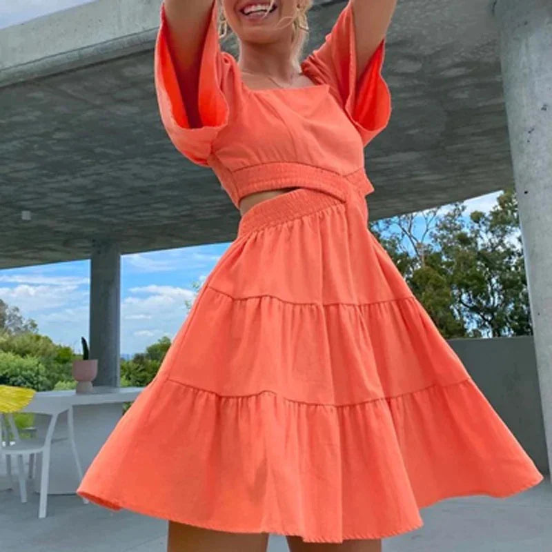 Gestuftes Minikleid mit Herzausschnitt