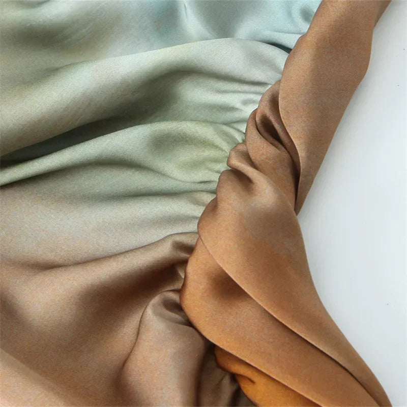 Batik-Satin-Schlupfkleid mit Wasserfallausschnitt