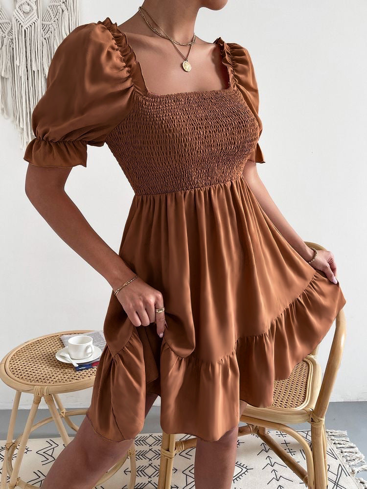 Braunes Minikleid mit Puffärmeln