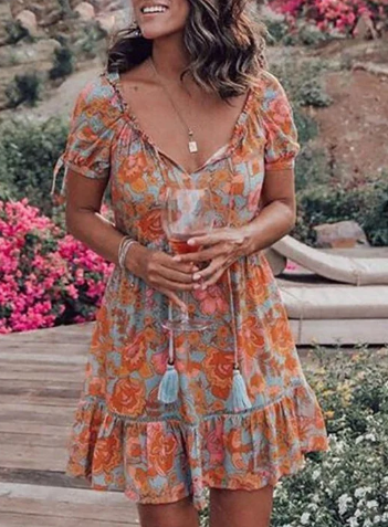 – boho-kleid mit rüschen und blumendruck