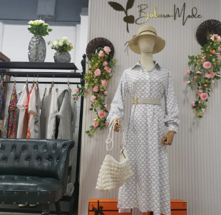 – lässiges, langärmliges weibes maxikleid