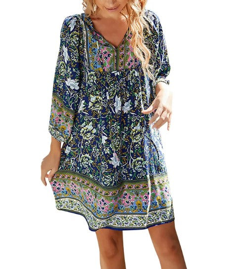 – locker sitzendes kurzes boho-kleid mit blumendruck