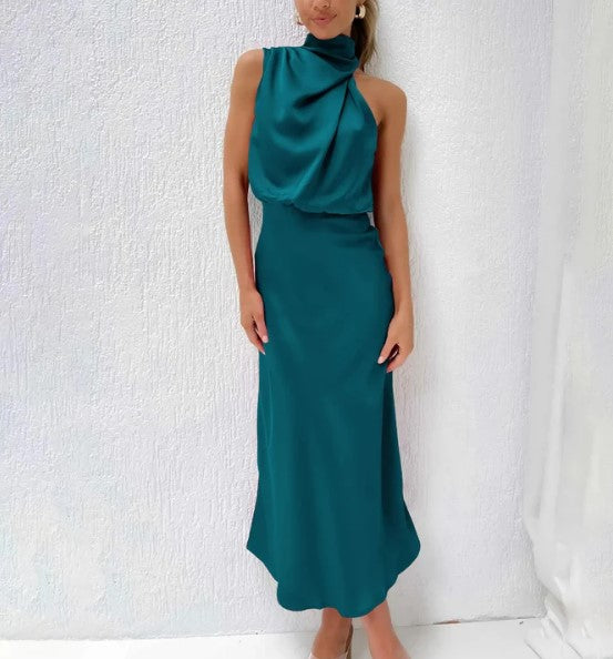 – champagnergrünes, schwarzes neckholder-maxikleid aus satin