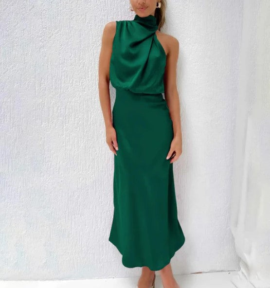 – champagnergrünes, schwarzes neckholder-maxikleid aus satin