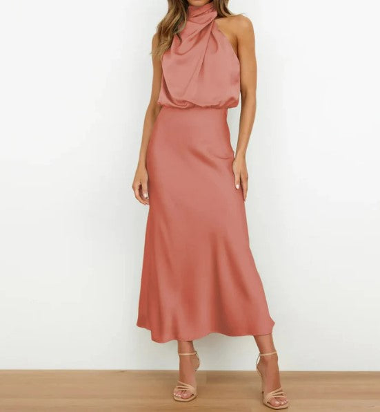– champagnergrünes, schwarzes neckholder-maxikleid aus satin