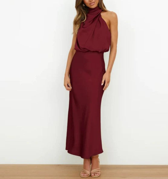 – champagnergrünes, schwarzes neckholder-maxikleid aus satin