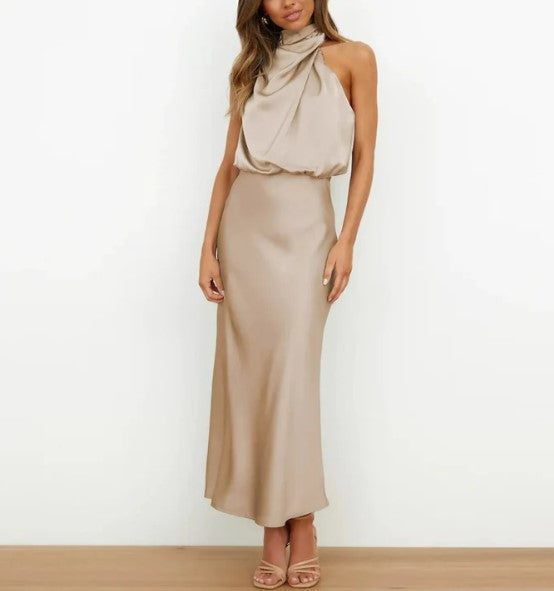 – champagnergrünes, schwarzes neckholder-maxikleid aus satin
