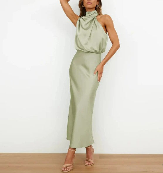 – champagnergrünes, schwarzes neckholder-maxikleid aus satin