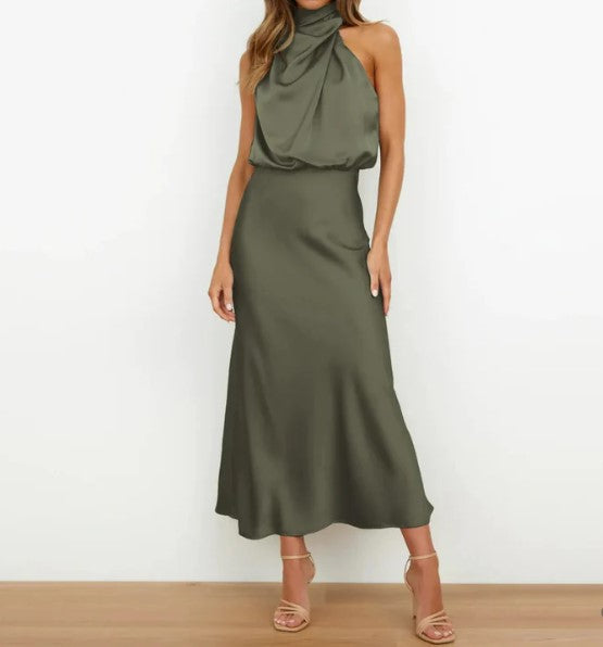– champagnergrünes, schwarzes neckholder-maxikleid aus satin