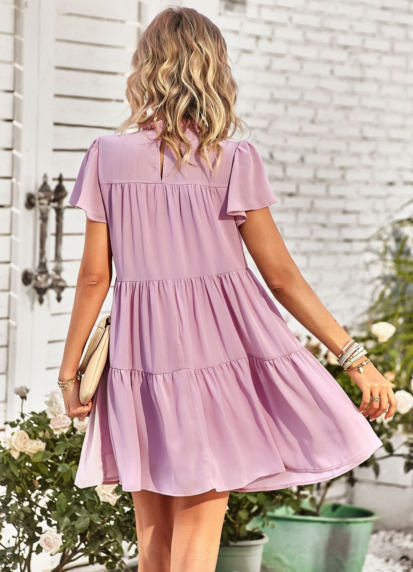 Ausgestelltes Kleid mit Rüschen