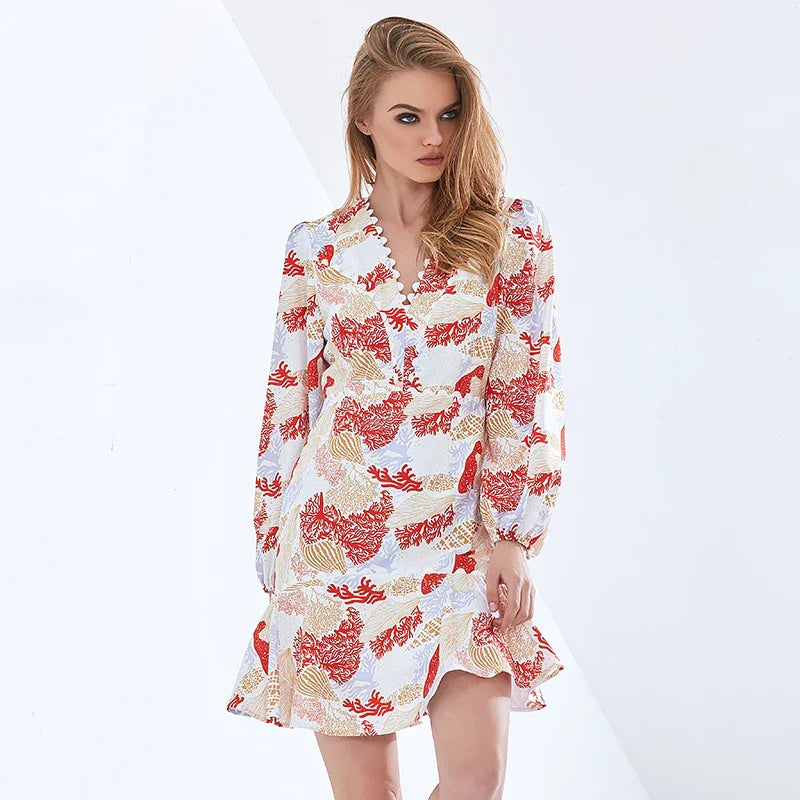Blumenkleid mit langer Ärmel und geschwungener Ausschnitt