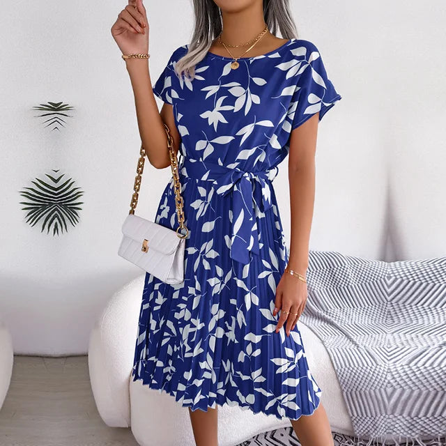 – blaues sommerkleid mit blumenmuster
