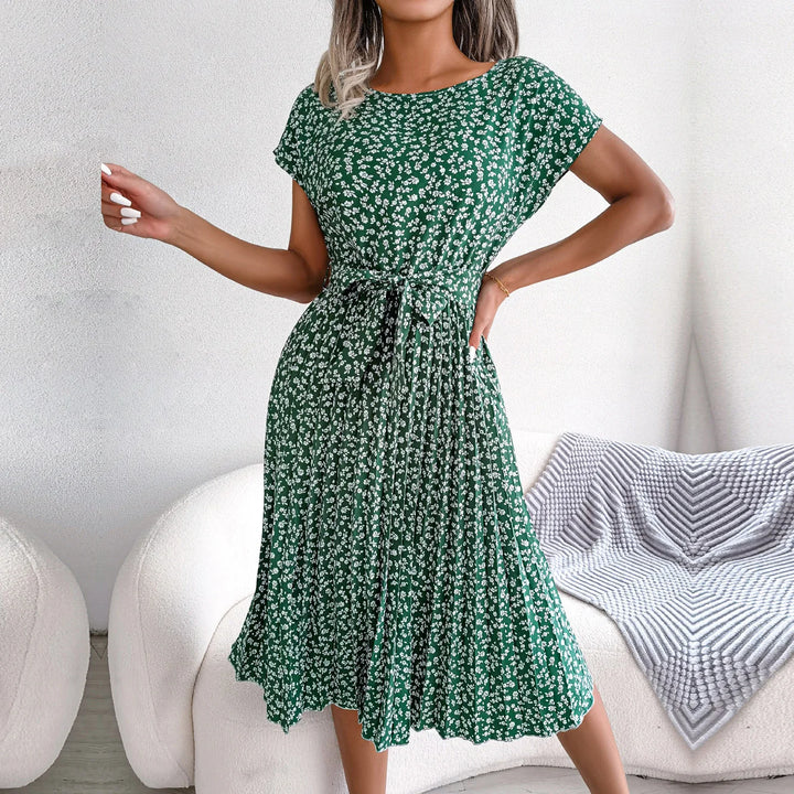 – blaues sommerkleid mit blumenmuster