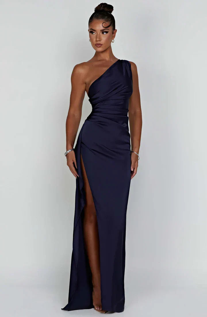 kleid aus satin mit einem schulterschlitz