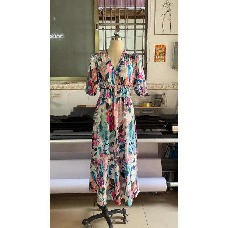 – kurzärmeliges maxikleid mit romantischem blumendruck