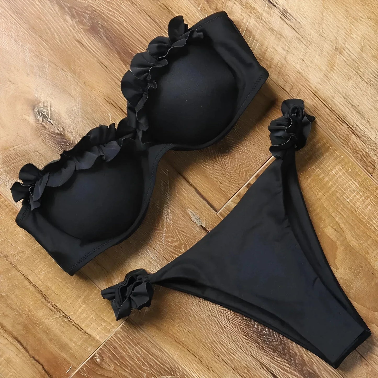Zweiteiliger Bikini mit dekorativen Rüschen
