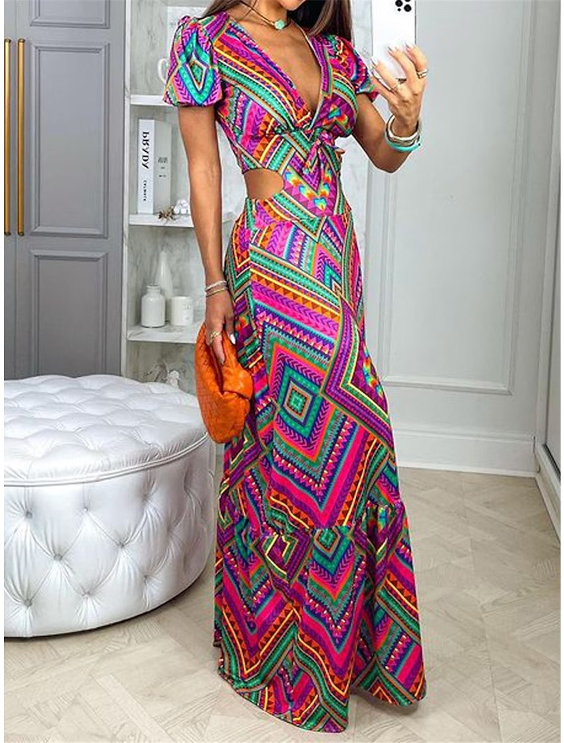 ausgeschnittenes Kleid mit V-Ausschnitt und geometrischem Druck für Damen | Amina