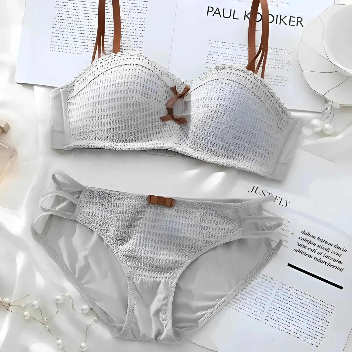 Zweiteiliger Bikini mit Blumenmuster und Cut-Out-BH