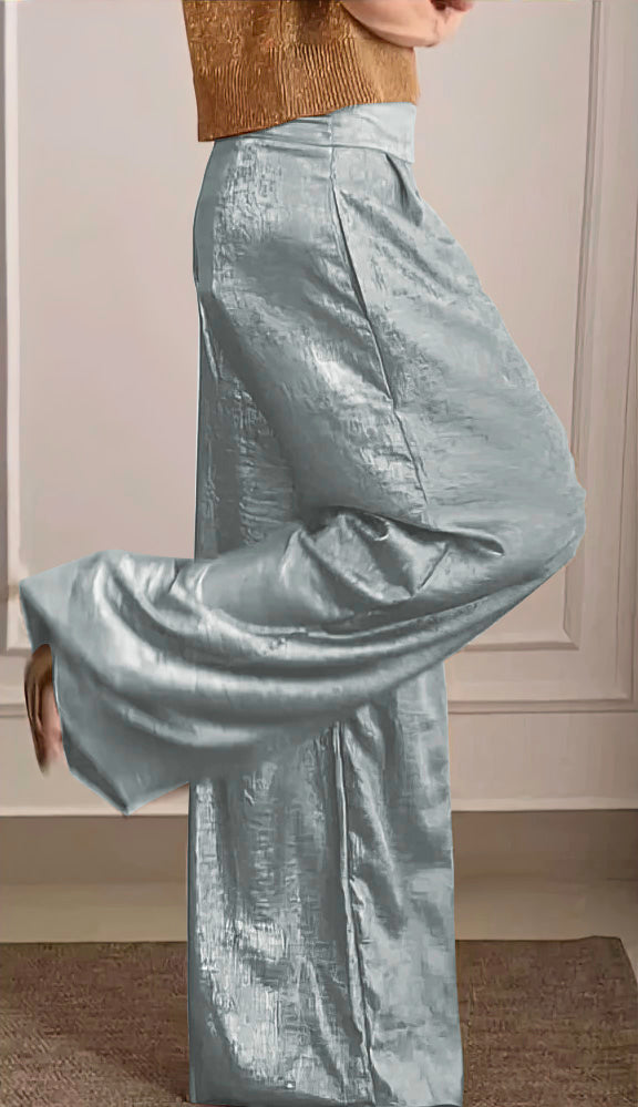 Merche Anzug für Frauen bestehend aus einem halbarmigen Oberteil aus glattem Satin und einer Hose