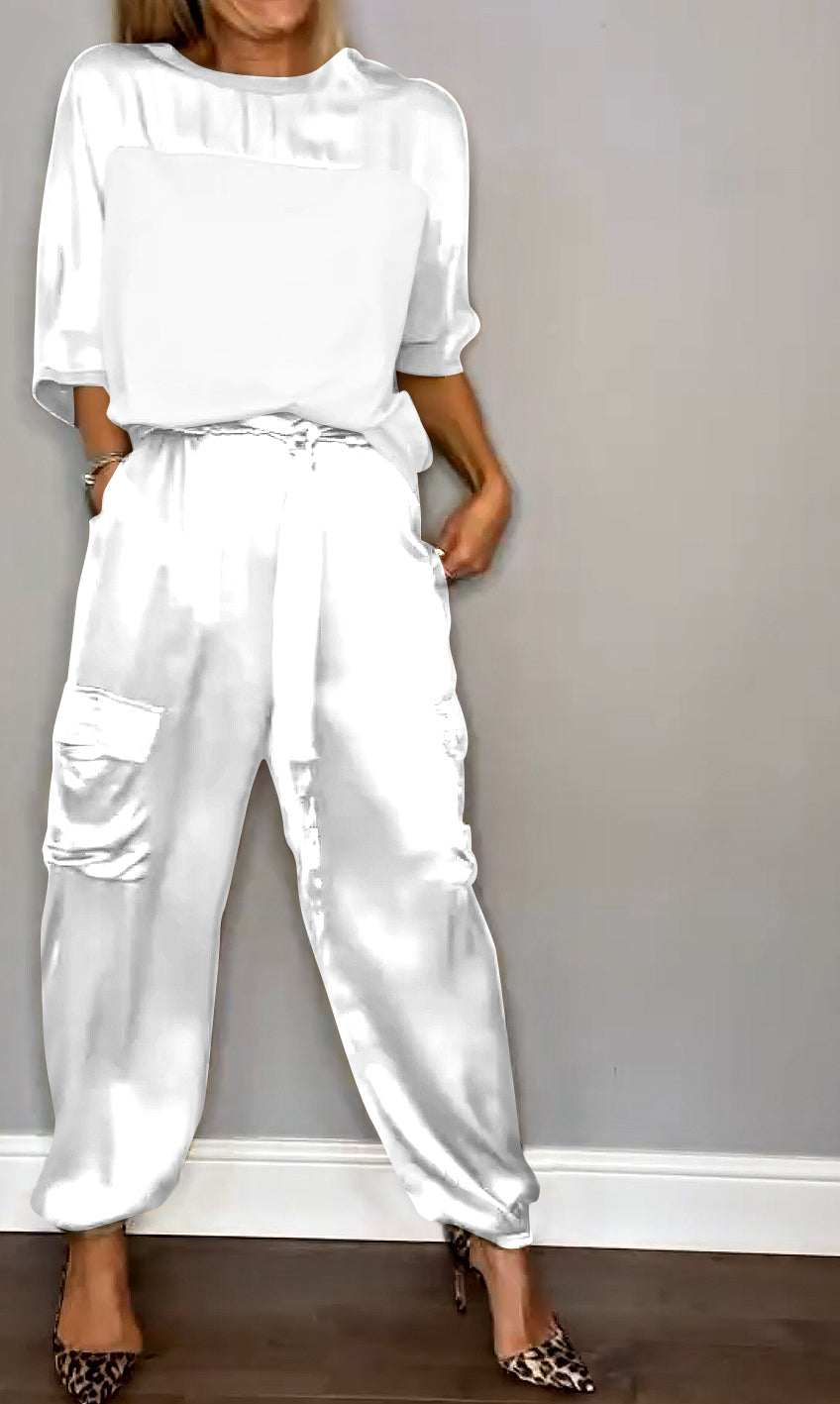 Merche Anzug mit einem Oberteil und einer Hose aus glattem Satin mit halben Ärmeln