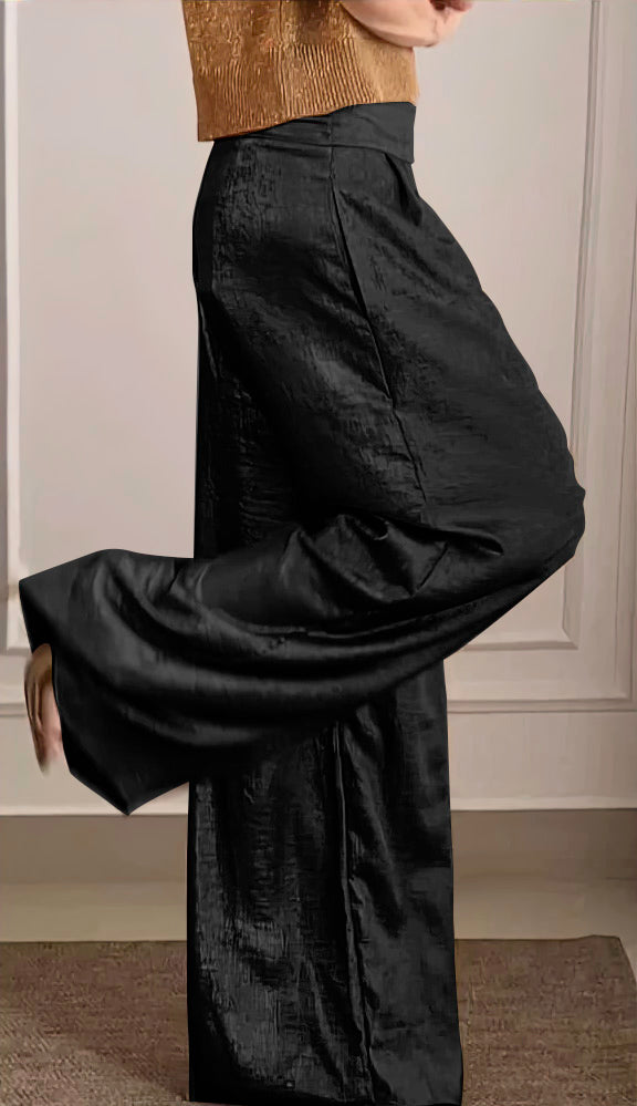 Merche Anzug für Frauen bestehend aus einem halbarmigen Oberteil aus glattem Satin und einer Hose