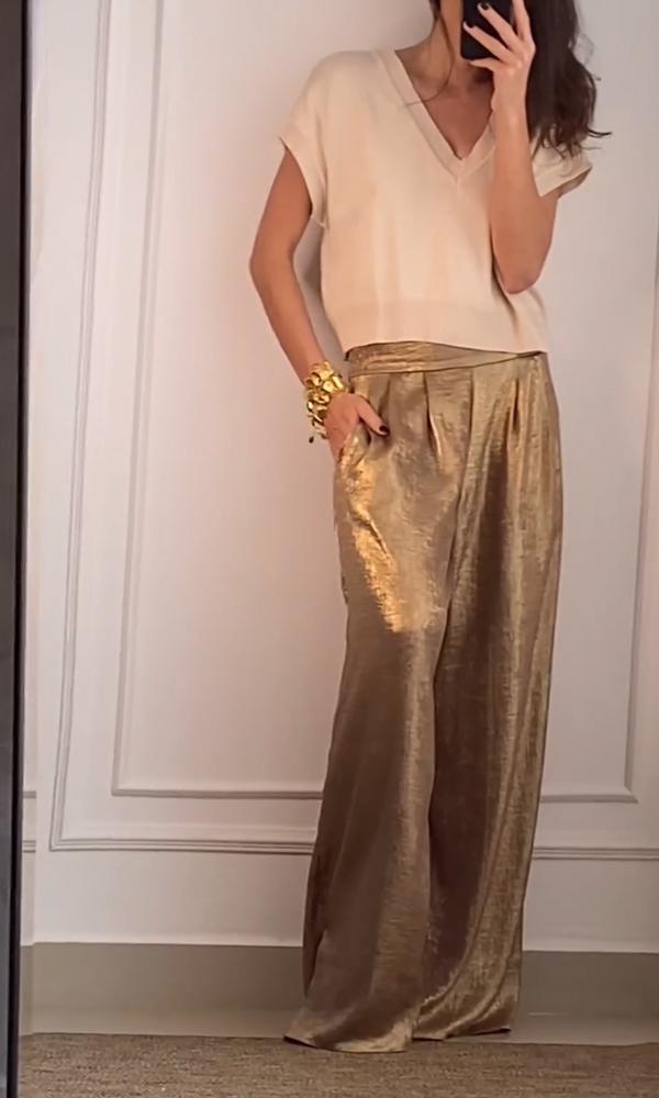 Merche Anzug für Frauen bestehend aus einem halbarmigen Oberteil aus glattem Satin und einer Hose