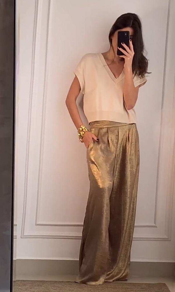 Merche Anzug für Frauen bestehend aus einem halbarmigen Oberteil aus glattem Satin und einer Hose