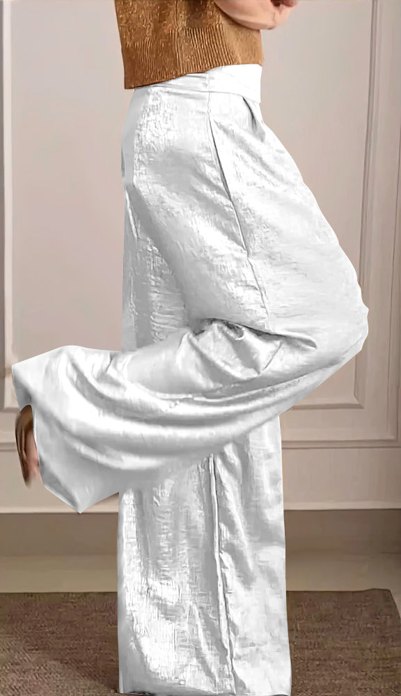 Merche Anzug für Frauen bestehend aus einem halbarmigen Oberteil aus glattem Satin und einer Hose