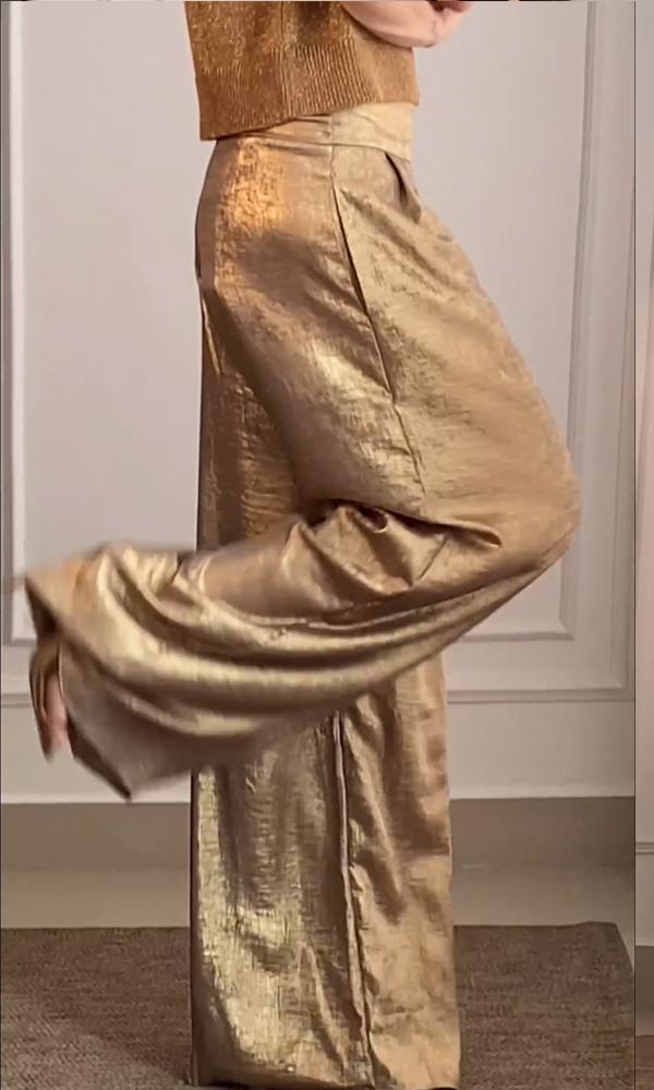 Merche Anzug für Frauen bestehend aus einem halbarmigen Oberteil aus glattem Satin und einer Hose
