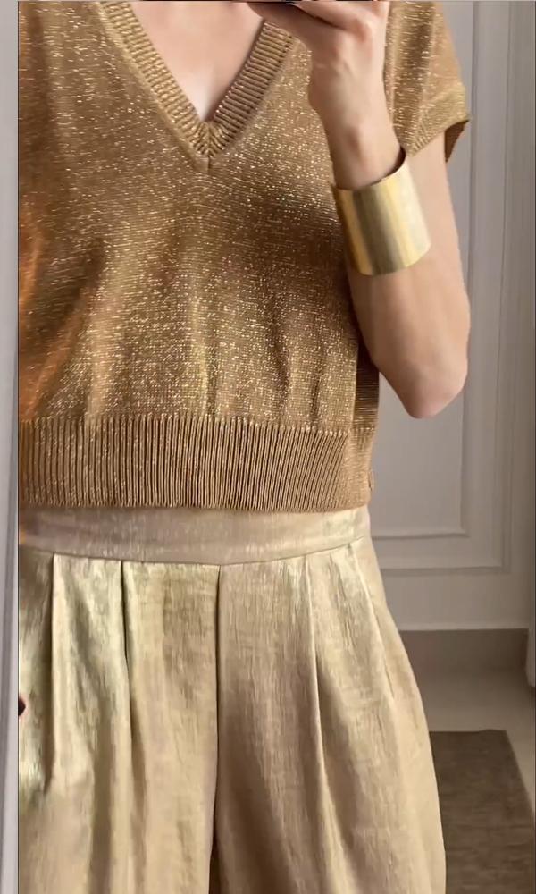 Merche Anzug für Frauen bestehend aus einem halbarmigen Oberteil aus glattem Satin und einer Hose