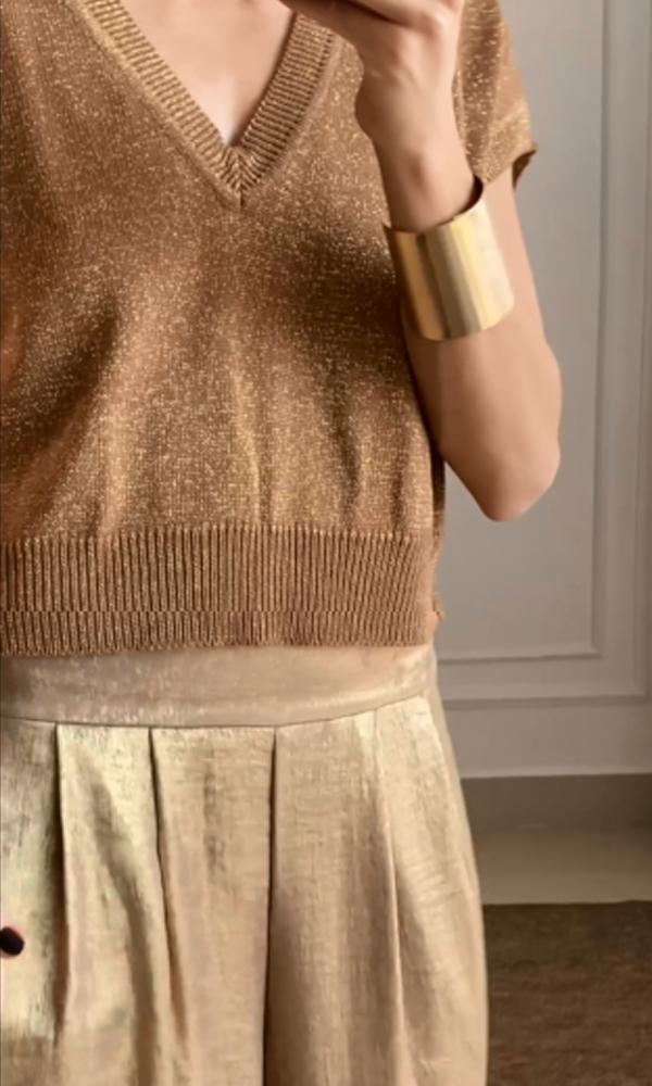 Merche Anzug für Frauen bestehend aus einem halbarmigen Oberteil aus glattem Satin und einer Hose