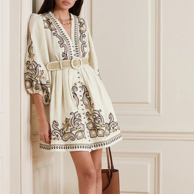 Besticktes Kleid mit Gürtel