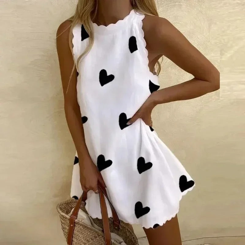 Merche Sommerkleid mit Herzdruck auf einfarbigem Hintergrund
