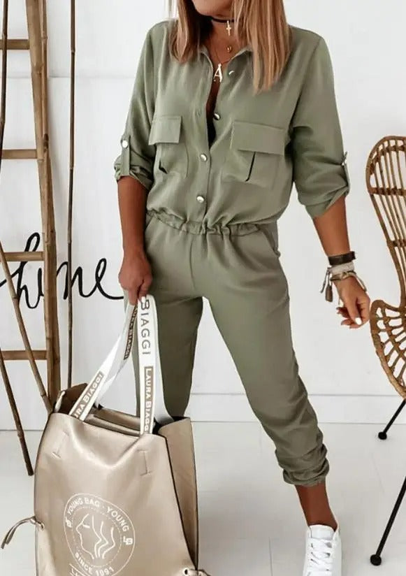 Merche inspirierter Jumpsuit mit geknöpftem Revers und schmaler Hose