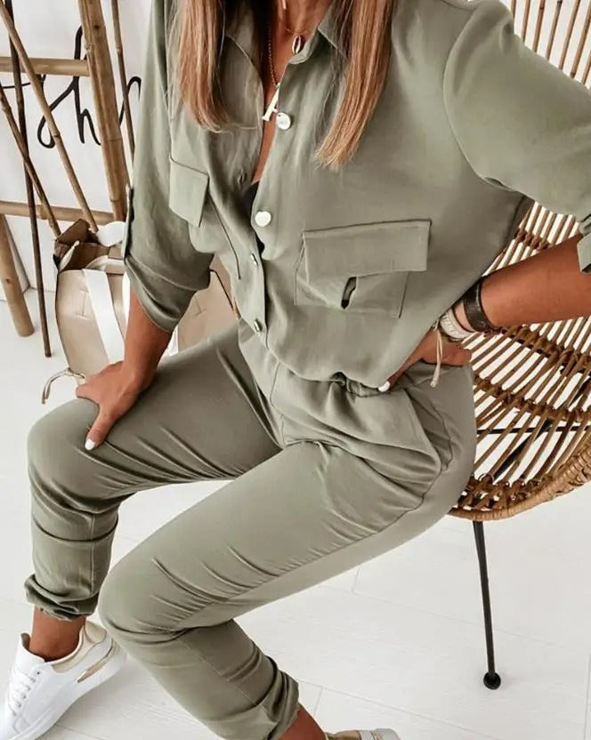 Merche inspirierter Jumpsuit mit geknöpftem Revers und schmaler Hose