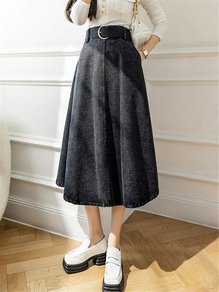 Merche und blauer Sommerrock aus Denim mit hoher Taille und ohne Gürtel