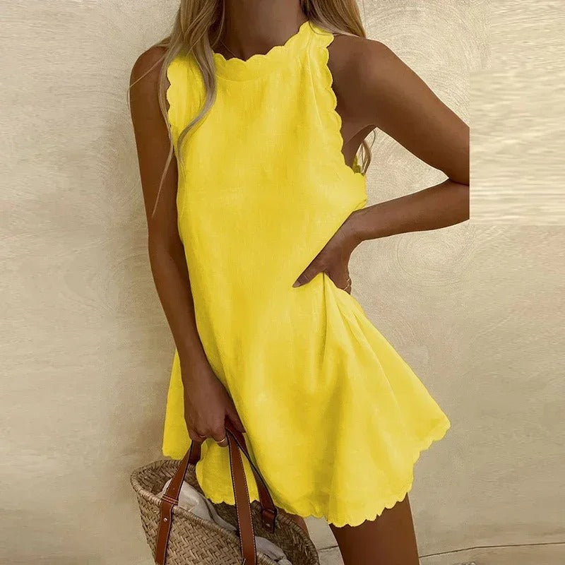 Merche Sommerkleid mit Herzdruck auf einfarbigem Hintergrund