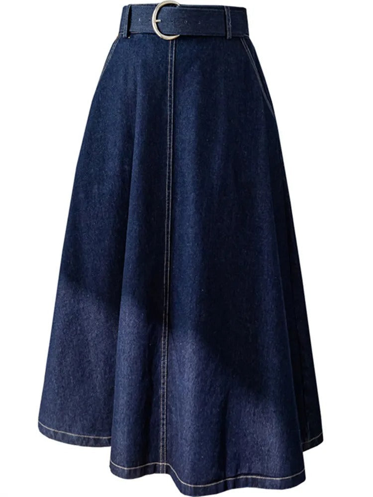 Merche und blauer Sommerrock aus Denim mit hoher Taille und ohne Gürtel