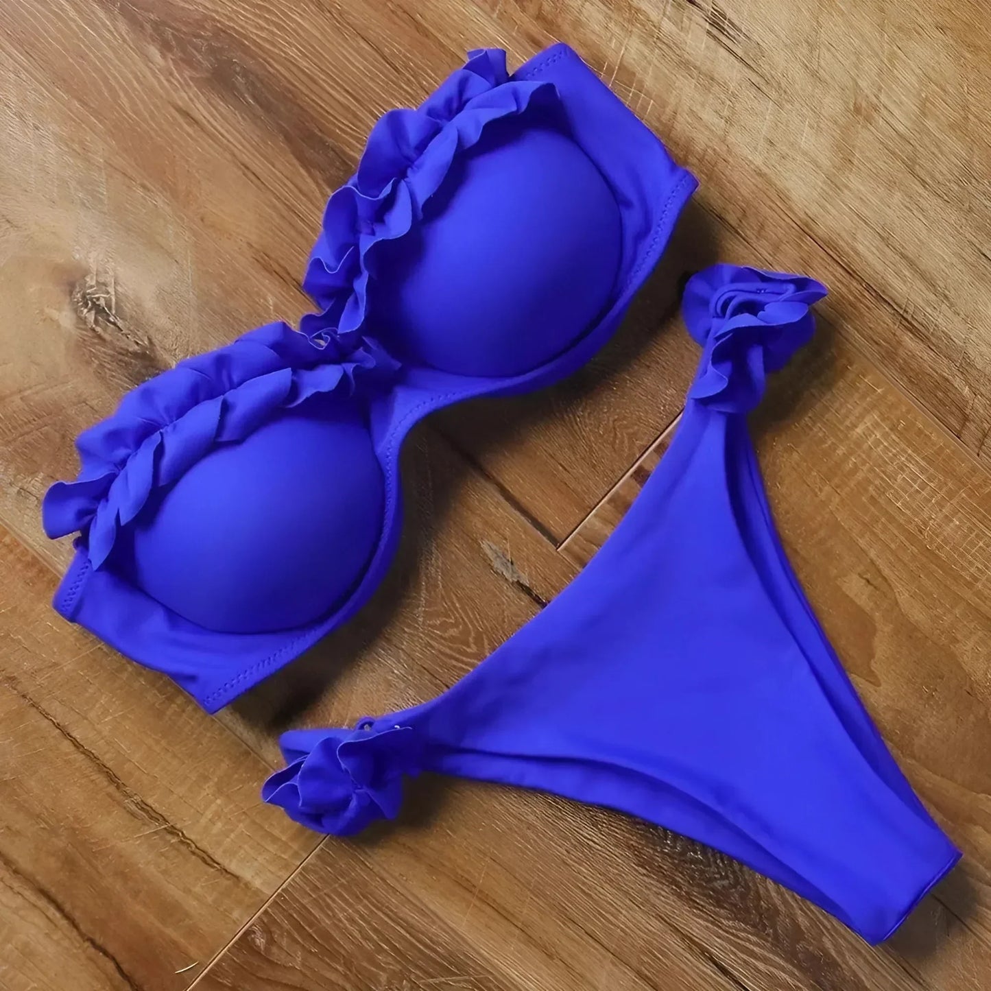 Zweiteiliger Bikini mit dekorativen Rüschen