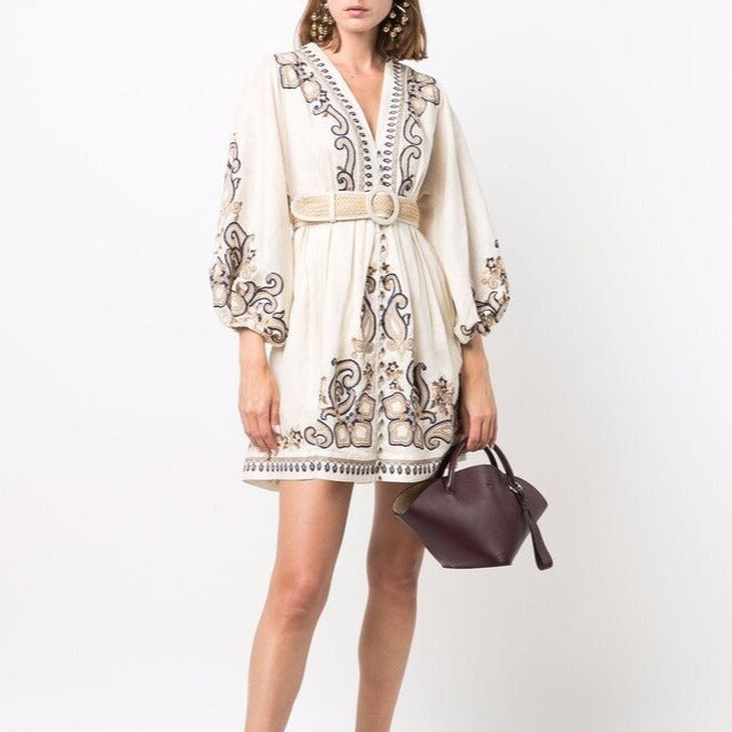 Besticktes Kleid mit Gürtel