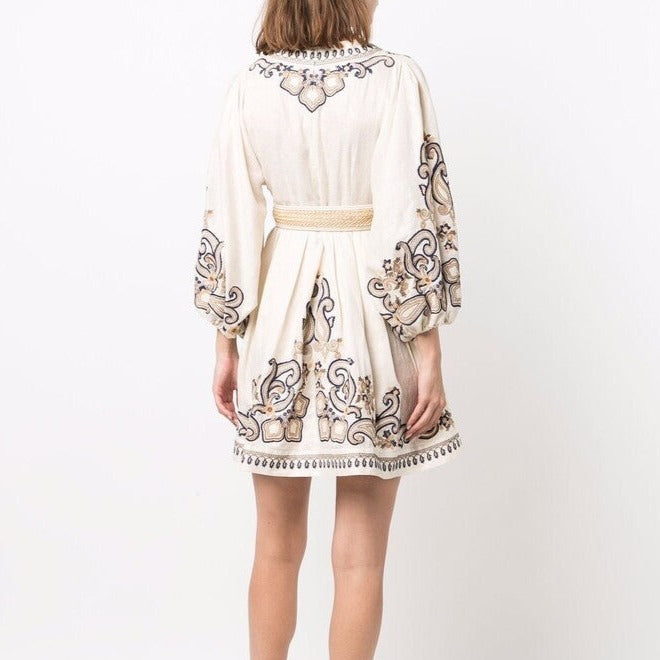 Besticktes Kleid mit Gürtel