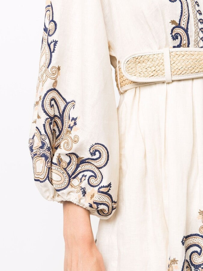Besticktes Kleid mit Gürtel