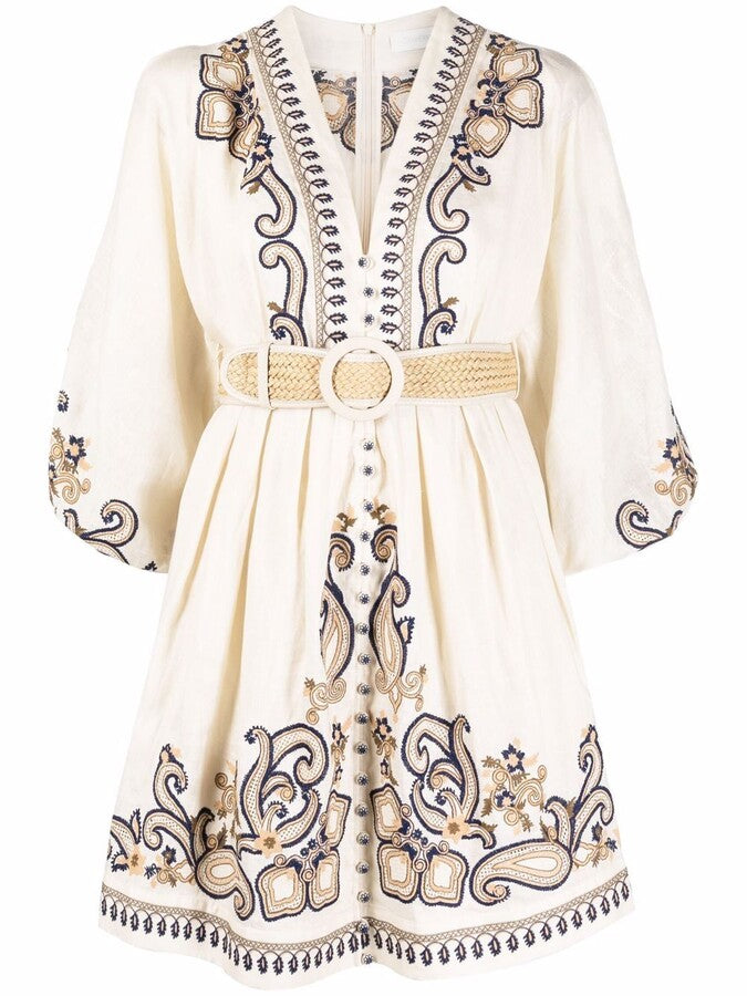 Besticktes Kleid mit Gürtel