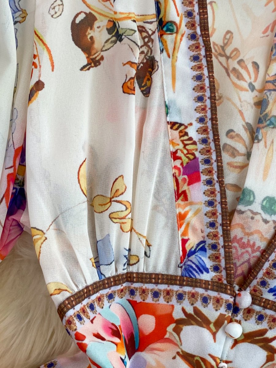 Einreihiges bedrucktes Kleid mit V-Ausschnitt