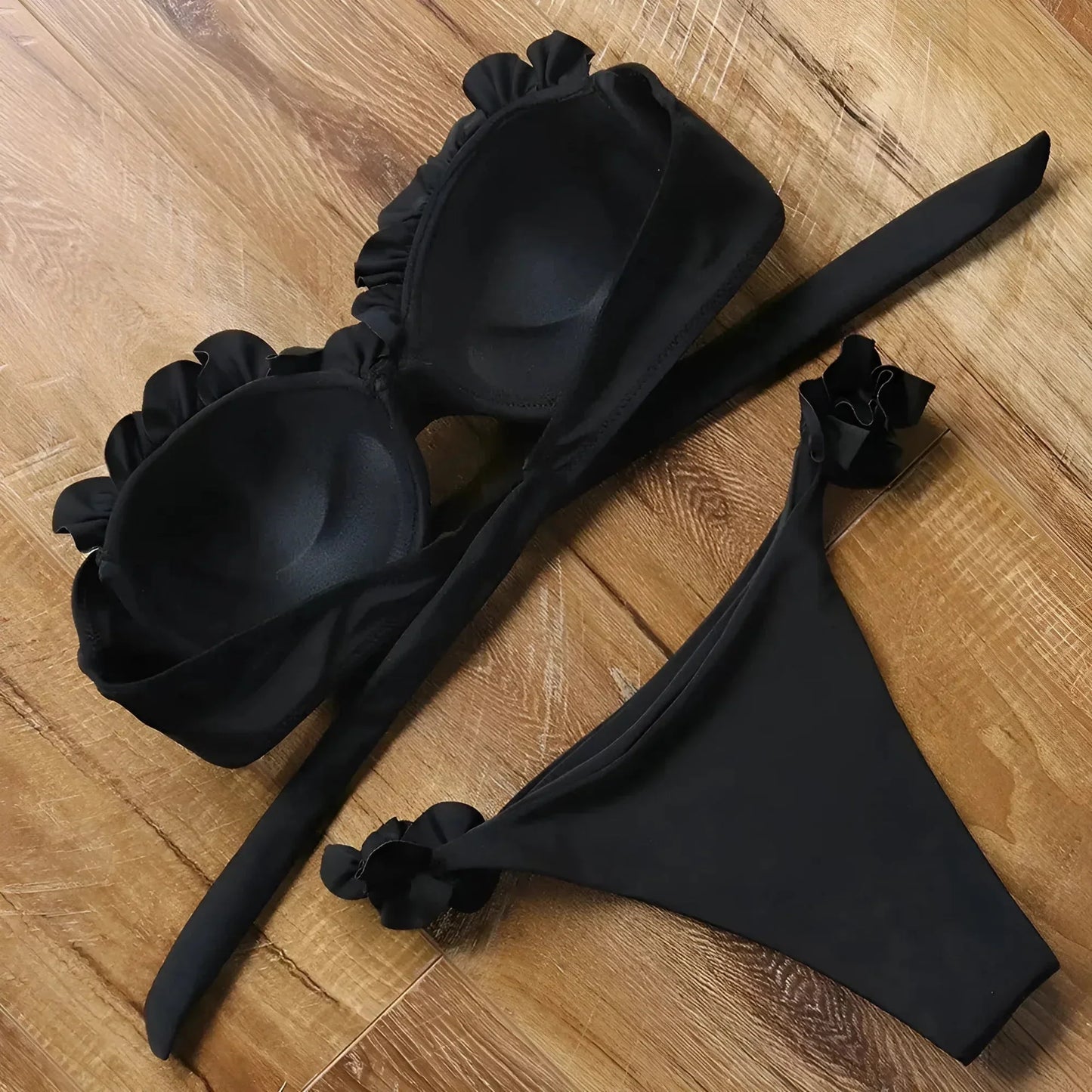 Zweiteiliger Bikini mit dekorativen Rüschen
